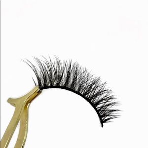 False Eyelash (Penelope)